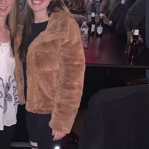 Abercrombie & Fitch: Mini Faux Fur Puffer Jacket. Size: Small. - Picture 6 of 6